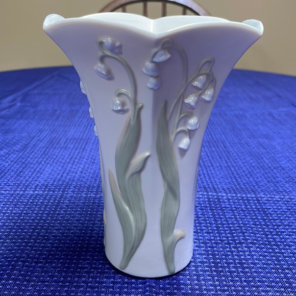LENOX Floral Blossoms Collection “ Lily Of The Valley” Vase Handcrafted 7” - Picture 1 of 4